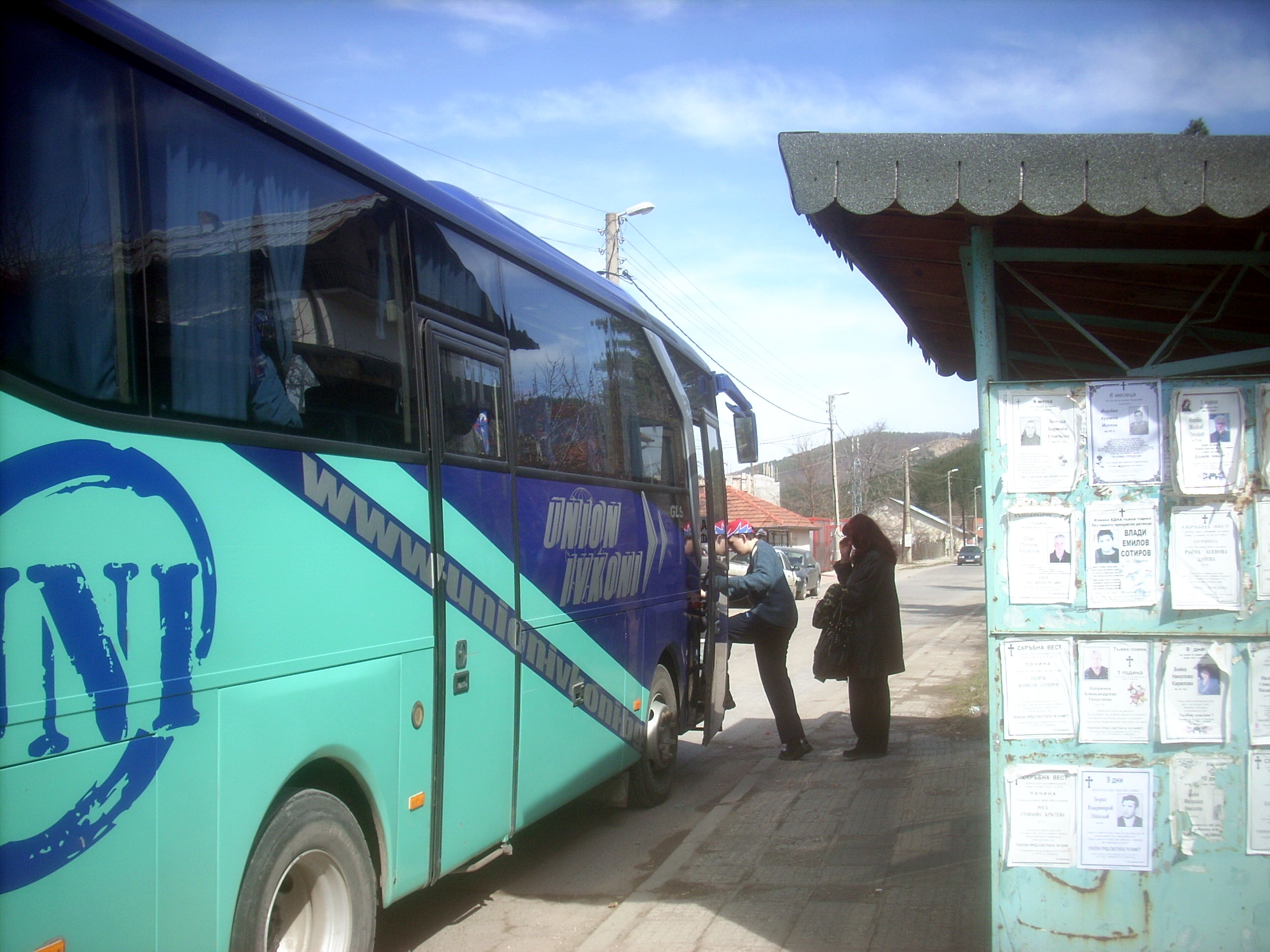 Пътници от Кладница се качват в автобуса на Юнион Ивкони