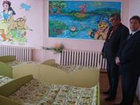 Кметът Красимир Трайков и зам. кметът на Перник Иван Джегалски разглеждат сполнята в дена на откриването на детската градина