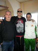 Слави Трифонов се снима в ресторант "Витоша" с кмета на село Кладница Васил Мирчев (от ляво)