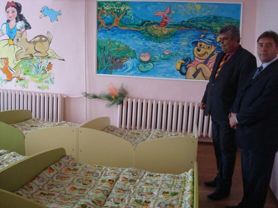 Кметът Красимир Трайков и зам. кметът на Перник Иван Джегалски разглеждат сполнята в дена на откриването на детската градина