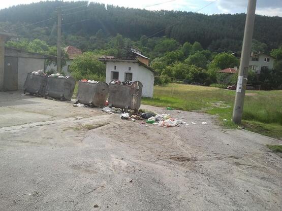 Непочистени контейнери за смет в Пернишко село